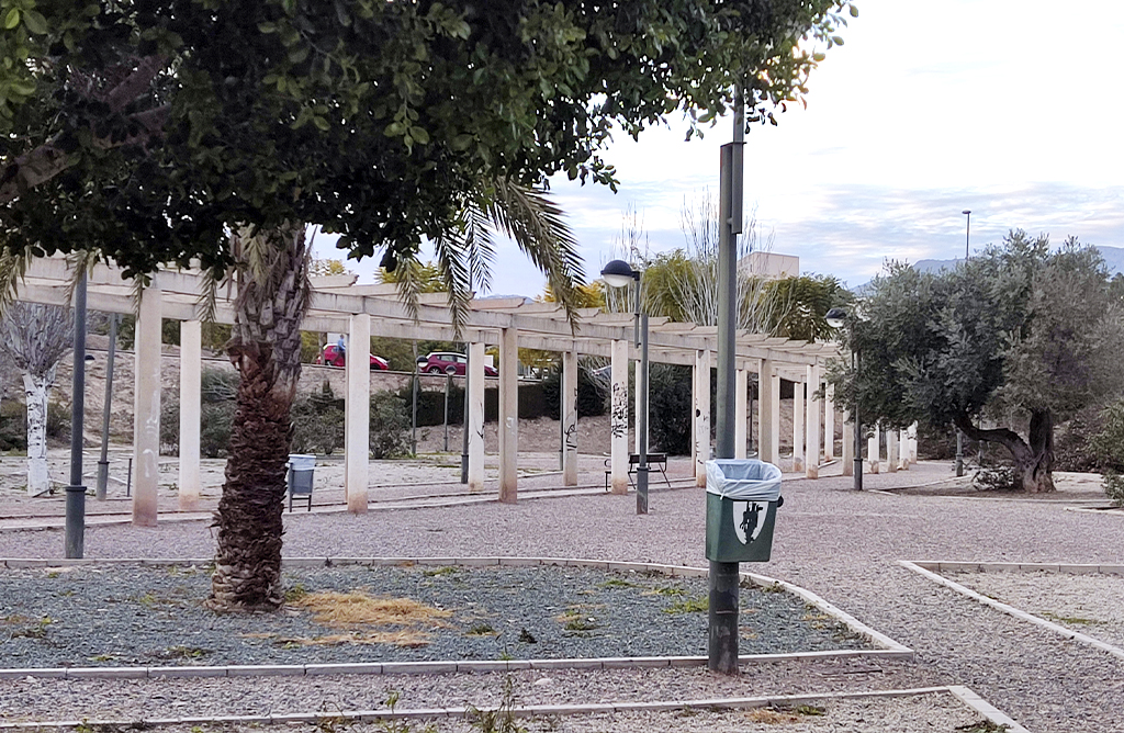 El PSOE pide el acondicionamiento del jardín de la Ramblica como parque infantil